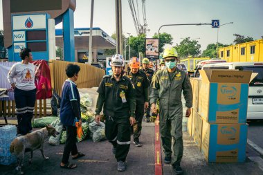 Bangkok, Tayland, 29 Mart 2025. Kurtarma ekipleri, Bangkok 'taki deprem sonrasında çöken, inşaat halindeki bir yüksek binanın şantiyesinde çalışıyor. Birçok kurban hala enkaz altında..