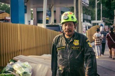 Bangkok, Tayland, 29 Mart 2025. Kurtarma ekipleri, Bangkok 'taki deprem sonrasında çöken, inşaat halindeki bir yüksek binanın şantiyesinde çalışıyor. Birçok kurban hala enkaz altında..