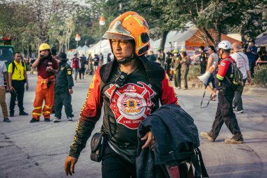 Bangkok, Tayland, 29 Mart 2025. Kurtarma ekipleri, Bangkok 'taki deprem sonrasında çöken, inşaat halindeki bir yüksek binanın şantiyesinde çalışıyor. Birçok kurban hala enkaz altında..