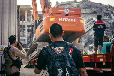 Bangkok, Tayland, 29 Mart 2025. Kurtarma ekipleri, Bangkok 'taki deprem sonrasında çöken, inşaat halindeki bir yüksek binanın şantiyesinde çalışıyor. Birçok kurban hala enkaz altında..