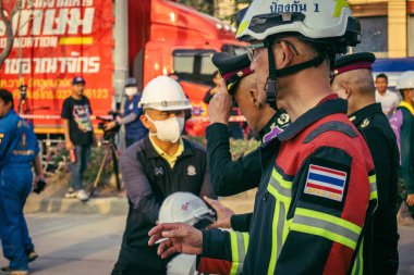 Bangkok, Tayland, 29 Mart 2025. Kurtarma ekipleri, Bangkok 'taki deprem sonrasında çöken, inşaat halindeki bir yüksek binanın şantiyesinde çalışıyor. Birçok kurban hala enkaz altında..