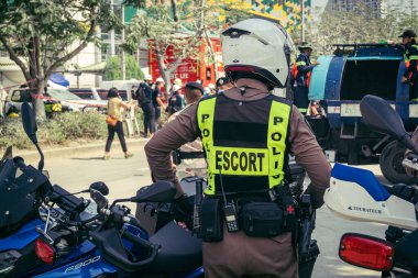 Bangkok, Tayland, 29 Mart 2025. Kurtarma ekipleri, Bangkok 'taki deprem sonrasında çöken, inşaat halindeki bir yüksek binanın şantiyesinde çalışıyor. Birçok kurban hala enkaz altında..