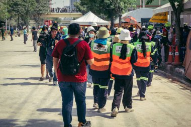 Bangkok, Tayland, 29 Mart 2025. Kurtarma ekipleri, Bangkok 'taki deprem sonrasında çöken, inşaat halindeki bir yüksek binanın şantiyesinde çalışıyor. Birçok kurban hala enkaz altında..