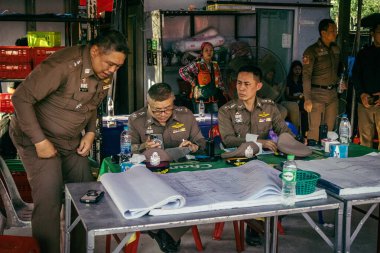Bangkok, Tayland, 28 Mart 2025. Yetkililer, Tayland başkentinde meydana gelen deprem sonrasında çöken ve inşaat halindeki yüksek binaları ziyaret ediyorlar..