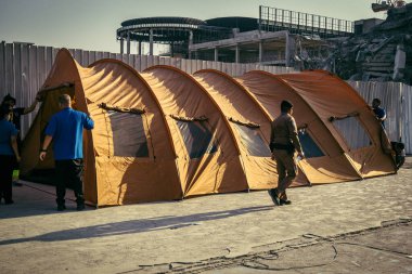 Bangkok, Tayland, 28 Mart 2025. Yetkililer, Tayland başkentinde meydana gelen deprem sonrasında çöken ve inşaat halindeki yüksek binaları ziyaret ediyorlar..