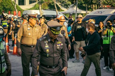 Bangkok, Tayland, 28 Mart 2025. Yetkililer, Tayland başkentinde meydana gelen deprem sonrasında çöken ve inşaat halindeki yüksek binaları ziyaret ediyorlar..