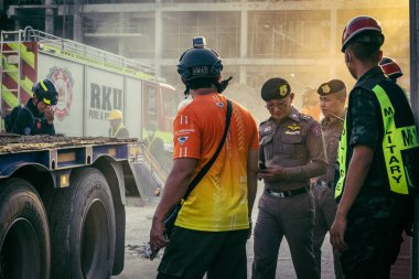 Bangkok, Tayland, 28 Mart 2025. Yetkililer, Tayland başkentinde meydana gelen deprem sonrasında çöken ve inşaat halindeki yüksek binaları ziyaret ediyorlar..