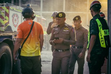 Bangkok, Tayland, 28 Mart 2025. Yetkililer, Tayland başkentinde meydana gelen deprem sonrasında çöken ve inşaat halindeki yüksek binaları ziyaret ediyorlar..