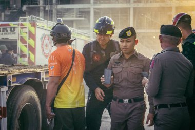 Bangkok, Tayland, 28 Mart 2025. Yetkililer, Tayland başkentinde meydana gelen deprem sonrasında çöken ve inşaat halindeki yüksek binaları ziyaret ediyorlar..