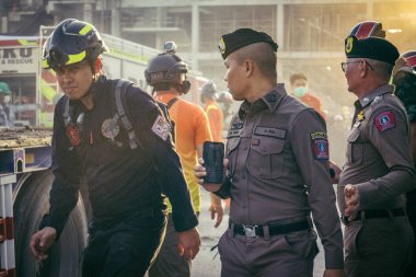 Bangkok, Tayland, 28 Mart 2025. Yetkililer, Tayland başkentinde meydana gelen deprem sonrasında çöken ve inşaat halindeki yüksek binaları ziyaret ediyorlar..