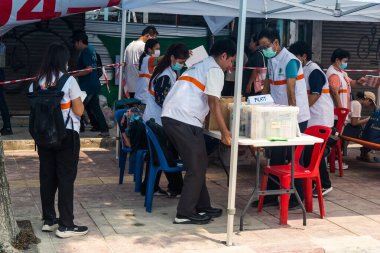 Bangkok, Tayland, 29 Mart 2025. Sağlık çalışanları, Tayland başkentini vuran depremden sonra yıkılan yüksek binadaki kurbanları tedavi etmek için bir çadır kurdular..