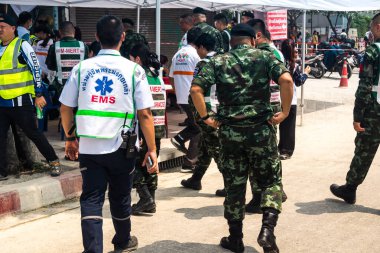 Bangkok, Tayland, 29 Mart 2025. Sağlık çalışanları, Tayland başkentini vuran depremden sonra yıkılan yüksek binadaki kurbanları tedavi etmek için bir çadır kurdular..