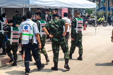 Bangkok, Tayland, 29 Mart 2025. Sağlık çalışanları, Tayland başkentini vuran depremden sonra yıkılan yüksek binadaki kurbanları tedavi etmek için bir çadır kurdular..