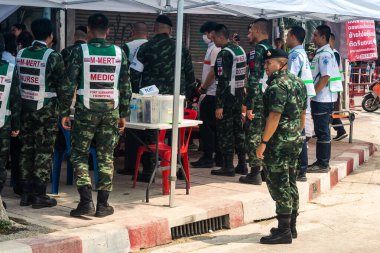 Bangkok, Tayland, 29 Mart 2025. Sağlık çalışanları, Tayland başkentini vuran depremden sonra yıkılan yüksek binadaki kurbanları tedavi etmek için bir çadır kurdular..