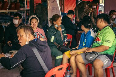 Bangkok, Tayland, 29 Mart 2025. Kayıp işçilerin aileleri, Tayland başkentini deprem vurduktan sonra çöken yüksek binaların bulunduğu bir çadırda bekliyorlar..
