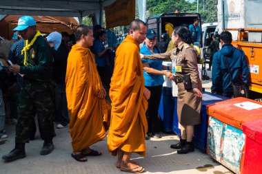 Bangkok, Tayland, 29 Mart 2025 Budist keşişler, Tayland 'ın başkentini vuran depremin ardından yıkılan ve inşaatı devam eden yüksek binadaki kurbanlar için dua etmeye gelirler..