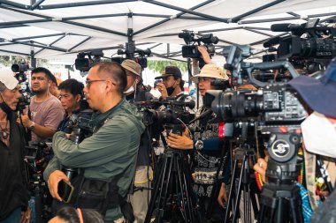 Bangkok, Tayland, 29 Mart 2025. Dünyanın dört bir yanından gazeteciler, Bangkok 'taki depremin ardından bir binanın çökmesiyle Tayland' ı vuran felaketi haber yapıyorlar..