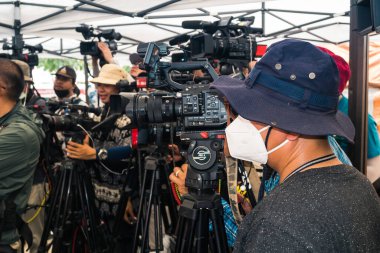 Bangkok, Tayland, 29 Mart 2025. Dünyanın dört bir yanından gazeteciler, Bangkok 'taki depremin ardından bir binanın çökmesiyle Tayland' ı vuran felaketi haber yapıyorlar..