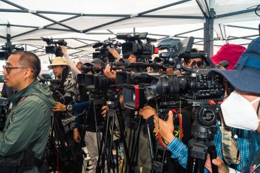 Bangkok, Tayland, 29 Mart 2025. Dünyanın dört bir yanından gazeteciler, Bangkok 'taki depremin ardından bir binanın çökmesiyle Tayland' ı vuran felaketi haber yapıyorlar..