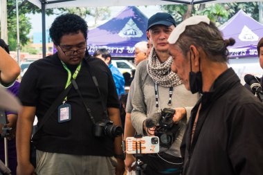 Bangkok, Tayland, 29 Mart 2025. Dünyanın dört bir yanından gazeteciler, Bangkok 'taki depremin ardından bir binanın çökmesiyle Tayland' ı vuran felaketi haber yapıyorlar..