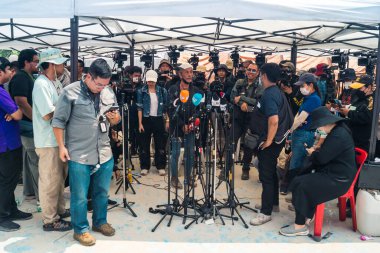 Bangkok, Tayland, 29 Mart 2025. Dünyanın dört bir yanından gazeteciler, Bangkok 'taki depremin ardından bir binanın çökmesiyle Tayland' ı vuran felaketi haber yapıyorlar..