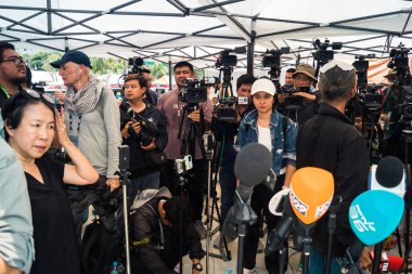 Bangkok, Tayland, 29 Mart 2025. Dünyanın dört bir yanından gazeteciler, Bangkok 'taki depremin ardından bir binanın çökmesiyle Tayland' ı vuran felaketi haber yapıyorlar..