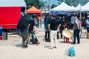 Bangkok, Tayland, 29 Mart 2025. Dünyanın dört bir yanından gazeteciler, Bangkok 'taki depremin ardından bir binanın çökmesiyle Tayland' ı vuran felaketi haber yapıyorlar..