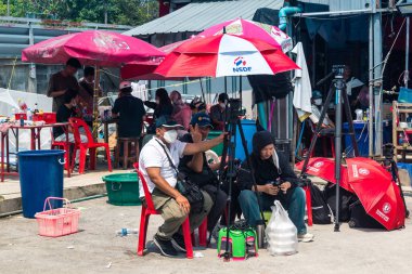Bangkok, Tayland, 29 Mart 2025. Dünyanın dört bir yanından gazeteciler, Bangkok 'taki depremin ardından bir binanın çökmesiyle Tayland' ı vuran felaketi haber yapıyorlar..