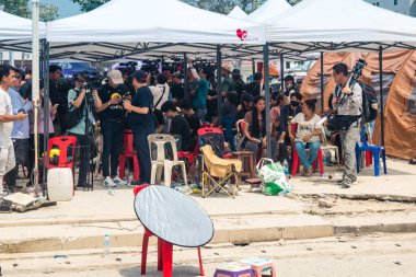 Bangkok, Tayland, 29 Mart 2025. Dünyanın dört bir yanından gazeteciler, Bangkok 'taki depremin ardından bir binanın çökmesiyle Tayland' ı vuran felaketi haber yapıyorlar..