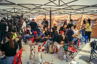 Bangkok, Tayland, 29 Mart 2025. Dünyanın dört bir yanından gazeteciler, Bangkok 'taki depremin ardından bir binanın çökmesiyle Tayland' ı vuran felaketi haber yapıyorlar..