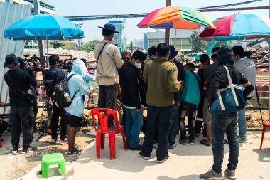Bangkok, Tayland, 29 Mart 2025. Dünyanın dört bir yanından gazeteciler, Bangkok 'taki depremin ardından bir binanın çökmesiyle Tayland' ı vuran felaketi haber yapıyorlar..