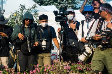 Bangkok, Tayland, 29 Mart 2025. Dünyanın dört bir yanından gazeteciler, Bangkok 'taki depremin ardından bir binanın çökmesiyle Tayland' ı vuran felaketi haber yapıyorlar..