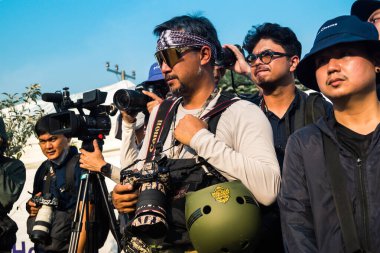 Bangkok, Tayland, 29 Mart 2025. Dünyanın dört bir yanından gazeteciler, Bangkok 'taki depremin ardından bir binanın çökmesiyle Tayland' ı vuran felaketi haber yapıyorlar..