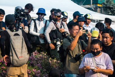 Bangkok, Tayland, 29 Mart 2025. Dünyanın dört bir yanından gazeteciler, Bangkok 'taki depremin ardından bir binanın çökmesiyle Tayland' ı vuran felaketi haber yapıyorlar..