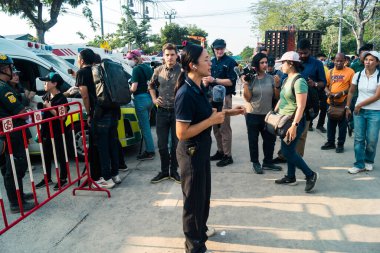 Bangkok, Tayland, 29 Mart 2025. Dünyanın dört bir yanından gazeteciler, Bangkok 'taki depremin ardından bir binanın çökmesiyle Tayland' ı vuran felaketi haber yapıyorlar..