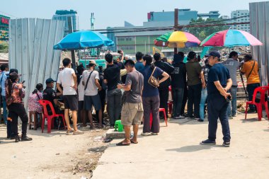 Bangkok, Tayland, 29 Mart 2025. Dünyanın dört bir yanından gazeteciler, Bangkok 'taki depremin ardından bir binanın çökmesiyle Tayland' ı vuran felaketi haber yapıyorlar..
