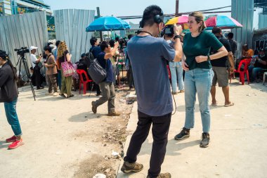 Bangkok, Tayland, 29 Mart 2025. Dünyanın dört bir yanından gazeteciler, Bangkok 'taki depremin ardından bir binanın çökmesiyle Tayland' ı vuran felaketi haber yapıyorlar..