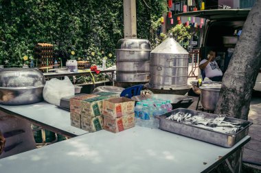 Bangkok, Tayland, 29 Mart 2025. Gönüllüler, Tayland başkentini deprem vurduktan sonra yıkılan yüksek binadaki kurtarma ekiplerine çadır kurdular ve su ve yiyecek dağıttılar..
