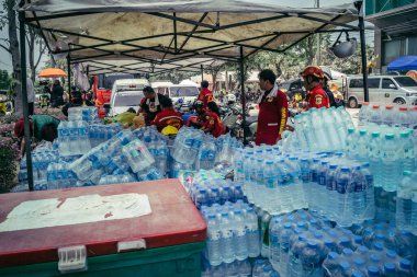 Bangkok, Tayland, 29 Mart 2025. Gönüllüler, Tayland başkentini deprem vurduktan sonra yıkılan yüksek binadaki kurtarma ekiplerine çadır kurdular ve su ve yiyecek dağıttılar..