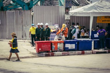 Bangkok, Tayland, 29 Mart 2025. Gönüllüler, Tayland başkentini deprem vurduktan sonra yıkılan yüksek binadaki kurtarma ekiplerine çadır kurdular ve su ve yiyecek dağıttılar..