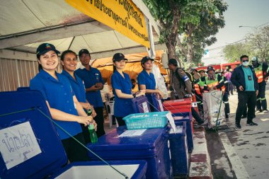 Bangkok, Tayland, 29 Mart 2025. Gönüllüler, Tayland başkentini deprem vurduktan sonra yıkılan yüksek binadaki kurtarma ekiplerine çadır kurdular ve su ve yiyecek dağıttılar..