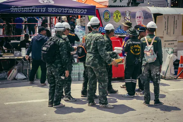 Bangkok, Tayland, 29 Mart 2025. Kurtarma ekipleri, Bangkok 'taki deprem sonrasında çöken, inşaat halindeki bir yüksek binanın şantiyesinde çalışıyor. Birçok kurban hala enkaz altında..