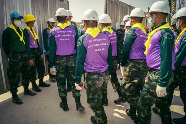 Bangkok, Tayland, 29 Mart 2025. Kurtarma ekipleri, Bangkok 'taki deprem sonrasında çöken, inşaat halindeki bir yüksek binanın şantiyesinde çalışıyor. Birçok kurban hala enkaz altında..
