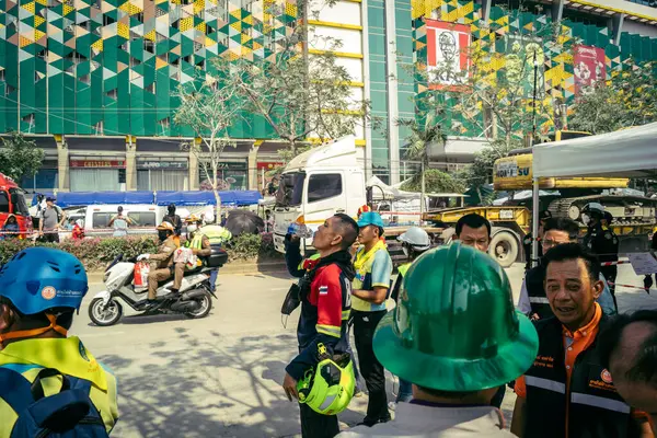 Bangkok, Tayland, 29 Mart 2025. Kurtarma ekipleri, Bangkok 'taki deprem sonrasında çöken, inşaat halindeki bir yüksek binanın şantiyesinde çalışıyor. Birçok kurban hala enkaz altında..