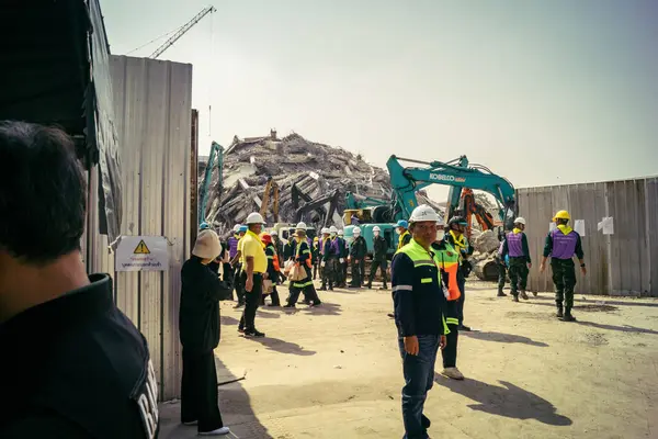 Bangkok, Tayland, 29 Mart 2025. Kurtarma ekipleri, Bangkok 'taki deprem sonrasında çöken, inşaat halindeki bir yüksek binanın şantiyesinde çalışıyor. Birçok kurban hala enkaz altında..