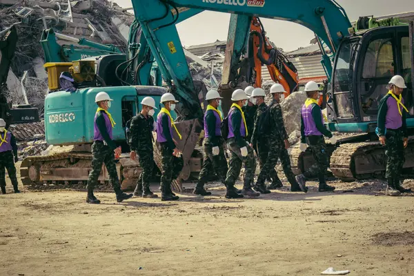 Bangkok, Tayland, 29 Mart 2025. Kurtarma ekipleri, Bangkok 'taki deprem sonrasında çöken, inşaat halindeki bir yüksek binanın şantiyesinde çalışıyor. Birçok kurban hala enkaz altında..