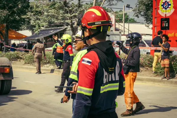 Bangkok, Tayland, 29 Mart 2025. Kurtarma ekipleri, Bangkok 'taki deprem sonrasında çöken, inşaat halindeki bir yüksek binanın şantiyesinde çalışıyor. Birçok kurban hala enkaz altında..