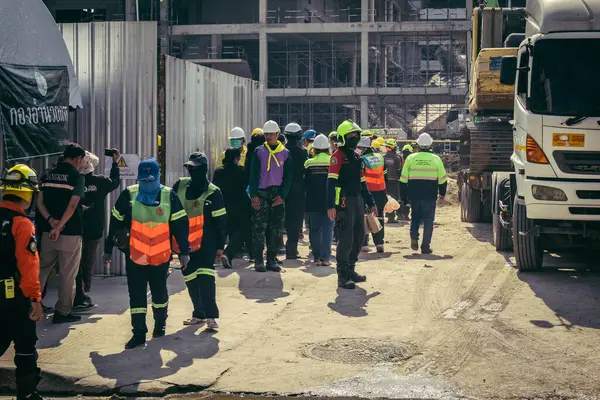 Bangkok, Tayland, 29 Mart 2025. Kurtarma ekipleri, Bangkok 'taki deprem sonrasında çöken, inşaat halindeki bir yüksek binanın şantiyesinde çalışıyor. Birçok kurban hala enkaz altında..