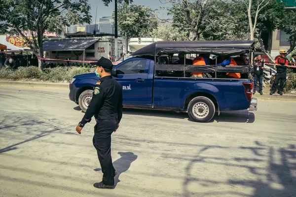Bangkok, Tayland, 29 Mart 2025. Kurtarma ekipleri, Bangkok 'taki deprem sonrasında çöken, inşaat halindeki bir yüksek binanın şantiyesinde çalışıyor. Birçok kurban hala enkaz altında..