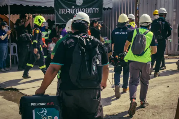 Bangkok, Tayland, 29 Mart 2025. Kurtarma ekipleri, Bangkok 'taki deprem sonrasında çöken, inşaat halindeki bir yüksek binanın şantiyesinde çalışıyor. Birçok kurban hala enkaz altında..